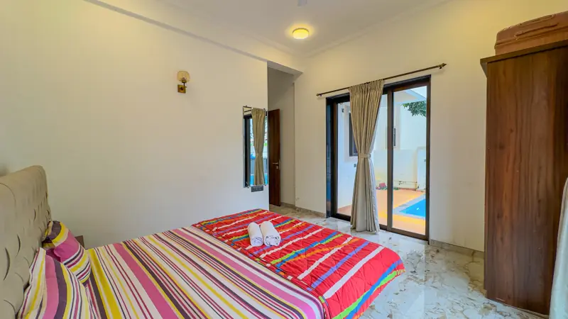Garden bedroom with a glimpse of the pool