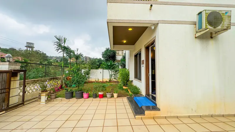 Front courtyard and garden