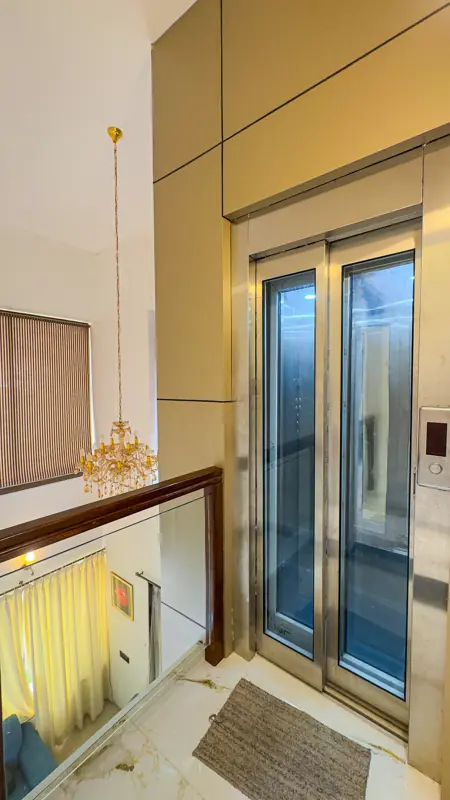 Glass-door indoor elevator